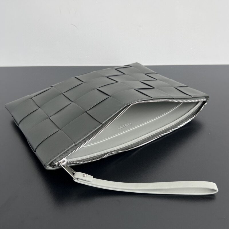 bottega veneta clutch 2 0 5 Bottega Veneta Clutch 2.0 - back view