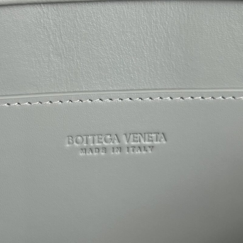 bottega veneta clutch 2 0 7 Bottega Veneta Clutch 2.0 - hardware closeup