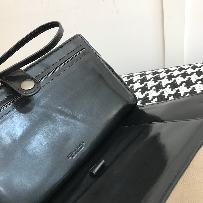 bottega veneta clutch black 7 Bottega Veneta Clutch Black - hardware closeup