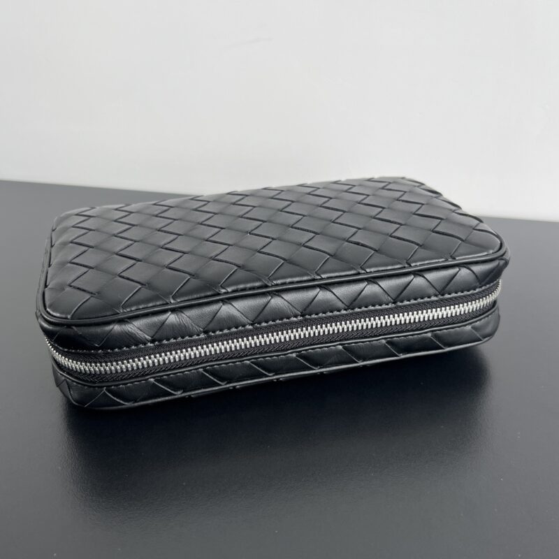 bottega veneta clutch large 4 Bottega Veneta Clutch Large - detail