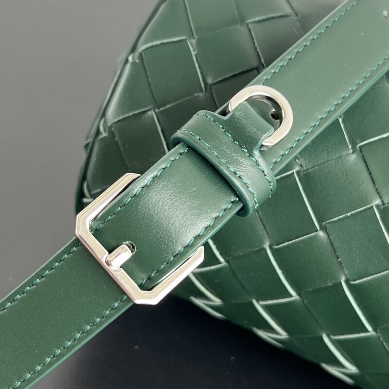 bottega veneta cylinder 6 Bottega Veneta Cylinder - strap detail