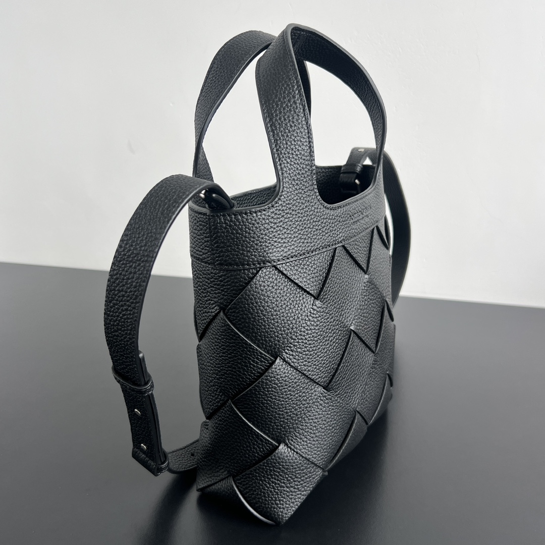 bottega-veneta-diago-small-tote-black-2 Bottega Veneta Diago Small Tote Replica Black - View 3 | Intrecciato Detail