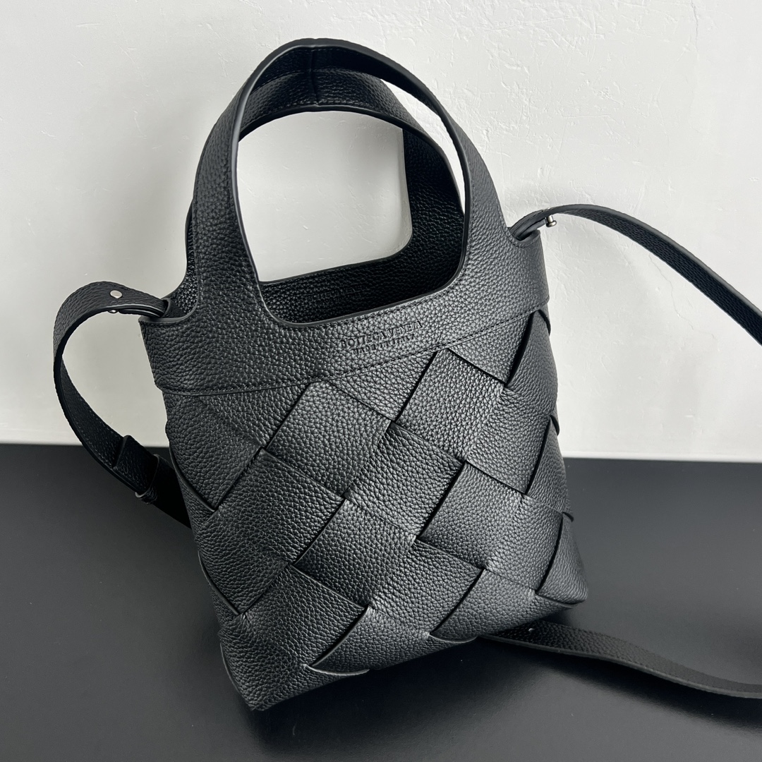 bottega-veneta-diago-small-tote-black-3 Bottega Veneta Diago Small Tote Replica Black - View 4 | Intrecciato Detail