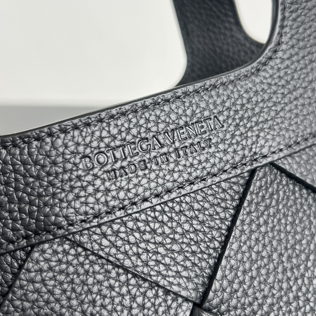 bottega-veneta-diago-small-tote-black-4 Bottega Veneta Diago Small Tote Replica Black - View 5 | Intrecciato Detail