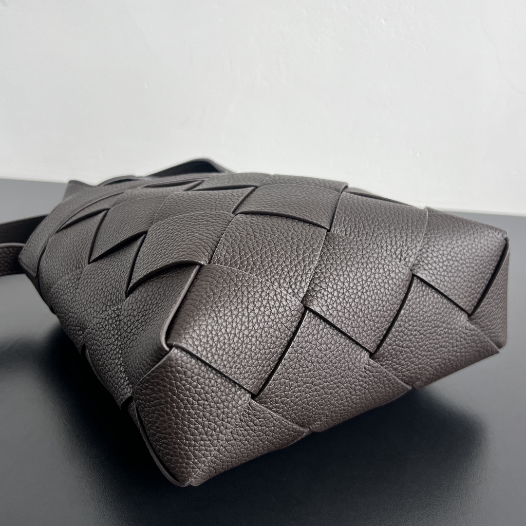bottega-veneta-diago-small-tote-fondant-7 Bottega Veneta Diago Small Tote Replica Fondant - View 8 | Intrecciato Detail