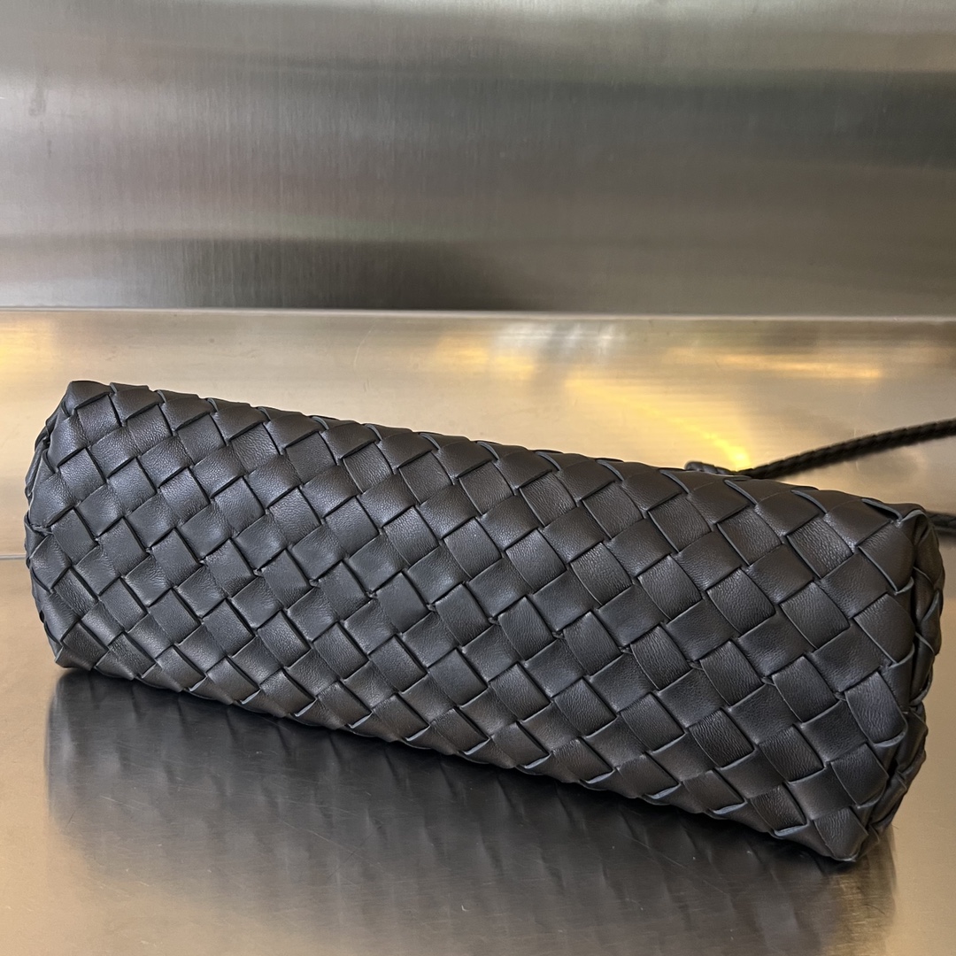 bottega-veneta-east-west-andiamo-black-2 Bottega Veneta East West Andiamo Replica Black - View 3 | Intrecciato Detail