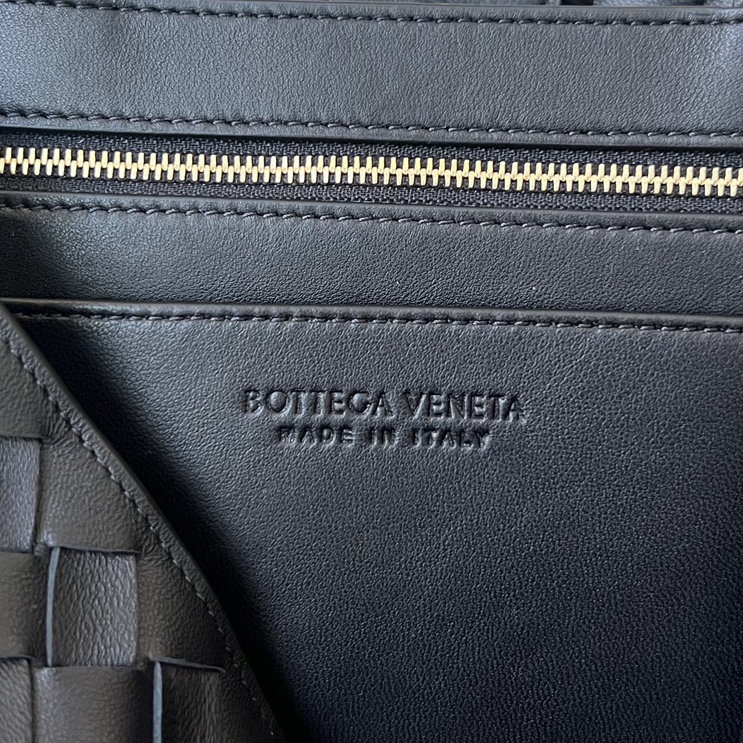bottega-veneta-east-west-andiamo-black-3 Bottega Veneta East West Andiamo Replica Black - View 4 | Intrecciato Detail