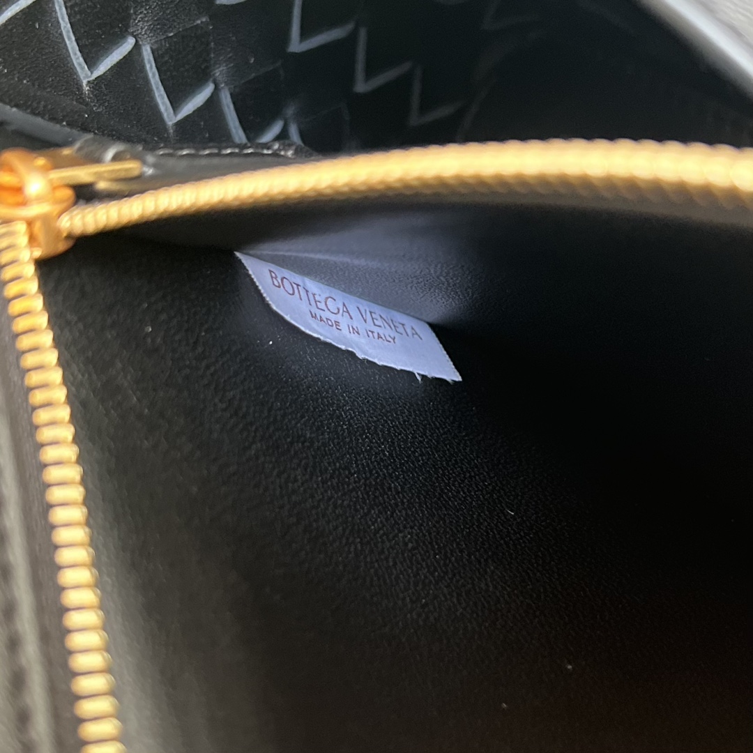 bottega-veneta-east-west-andiamo-black-6 Bottega Veneta East West Andiamo Replica Black - View 7 | Intrecciato Detail