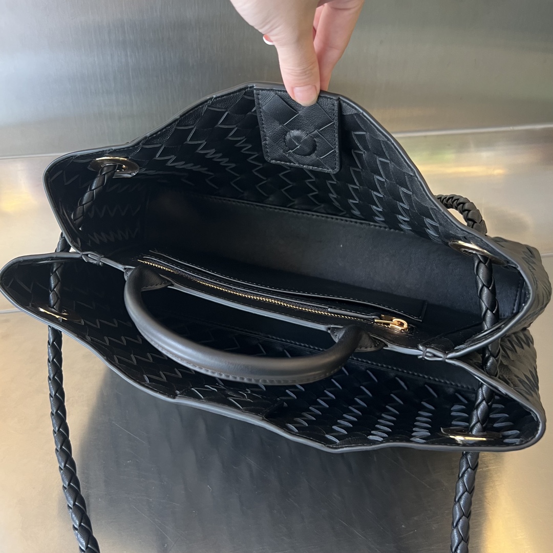 bottega-veneta-east-west-andiamo-black-7 Bottega Veneta East West Andiamo Replica Black - View 8 | Intrecciato Detail