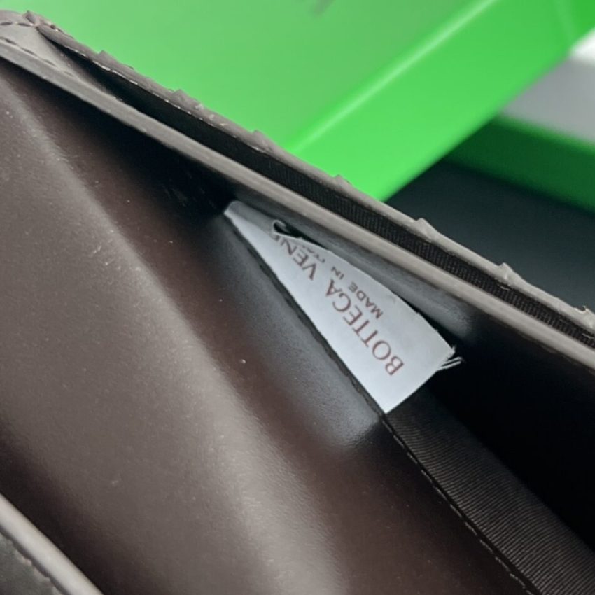 bottega veneta folding long wallet 7 Bottega Veneta Folding Long Wallet - hardware closeup