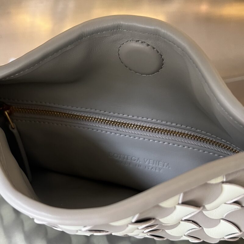 bottega veneta hop wave 6 Bottega Veneta Hop Wave - strap detail