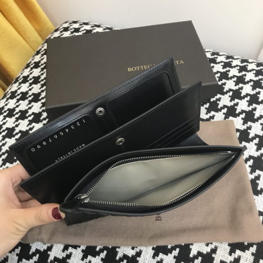 Bottega Veneta Intrecciato Pouch - hardware closeup