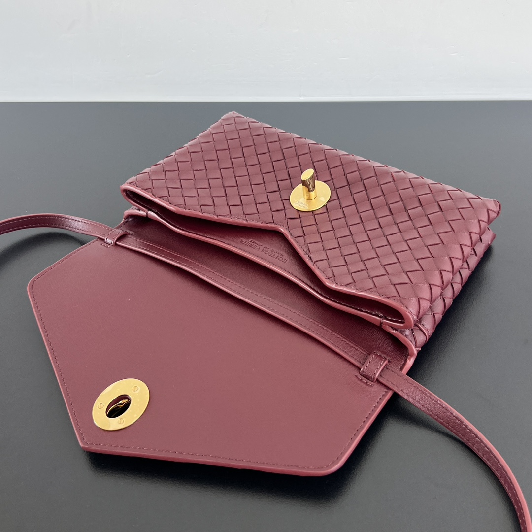 bottega-veneta-knot-lock-barolo-6 Bottega Veneta Knot Lock Replica Barolo - View 7 | Intrecciato Detail