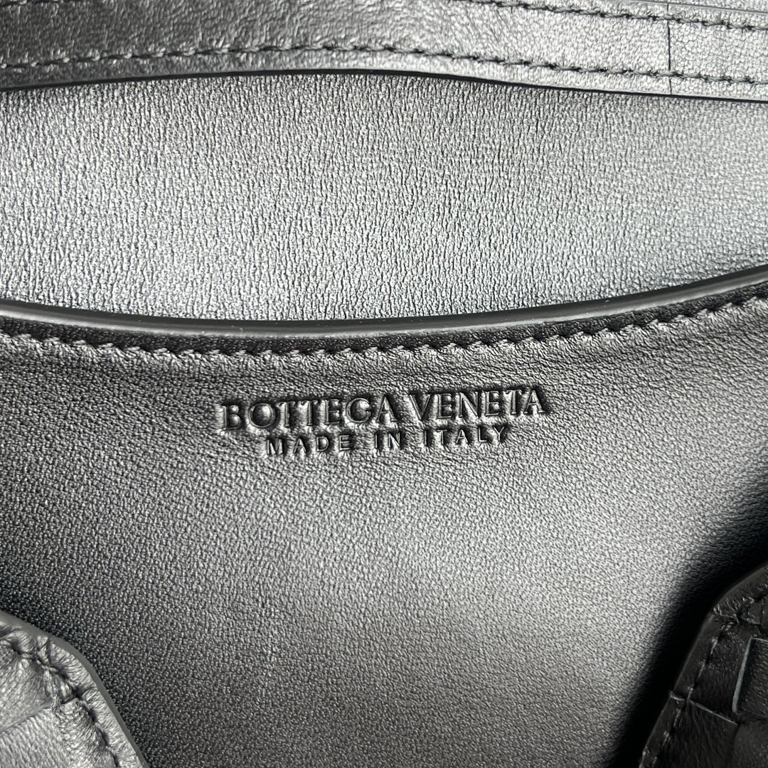 bottega-veneta-knot-lock-black-4 Bottega Veneta Knot Lock Replica Black - View 5 | Intrecciato Detail