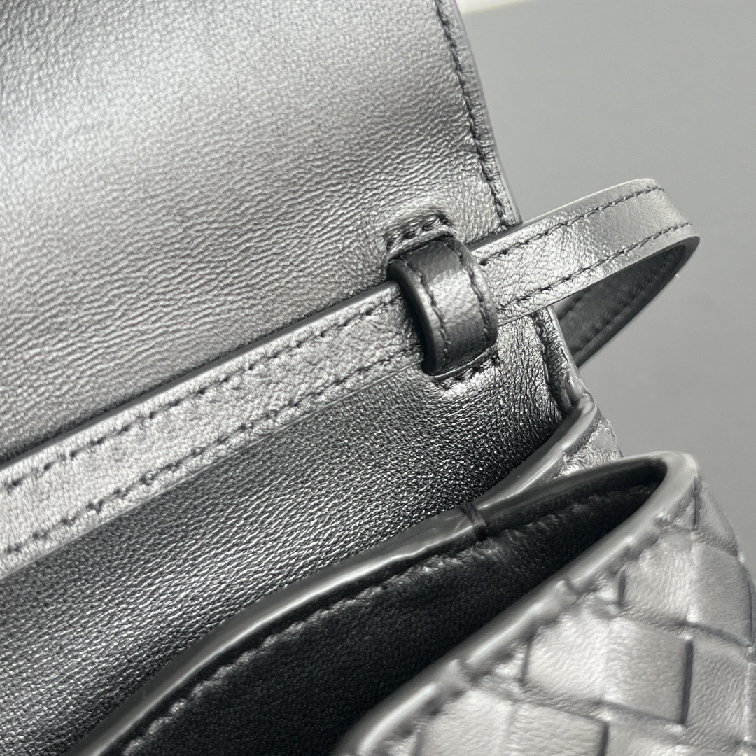 bottega-veneta-knot-lock-black-6 Bottega Veneta Knot Lock Replica Black - View 7 | Intrecciato Detail
