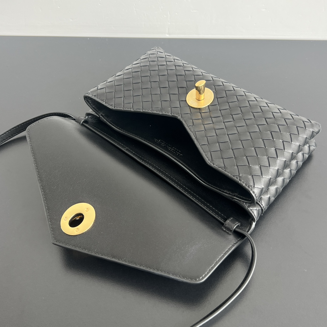 bottega-veneta-knot-lock-black-9 Bottega Veneta Knot Lock Replica Black - View 10 | Intrecciato Detail