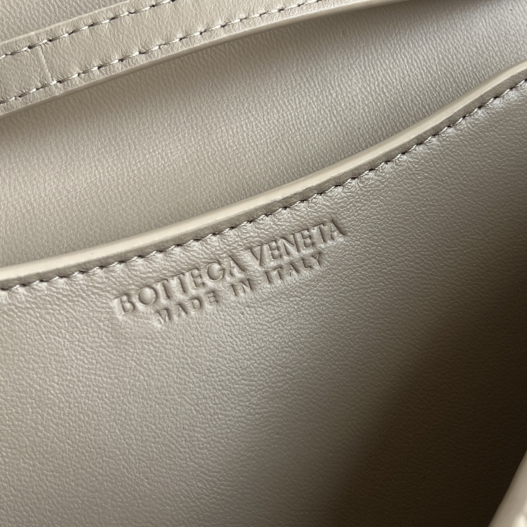 bottega-veneta-knot-lock-ecru-9 Bottega Veneta Knot Lock Replica Ecru - View 10 | Intrecciato Detail