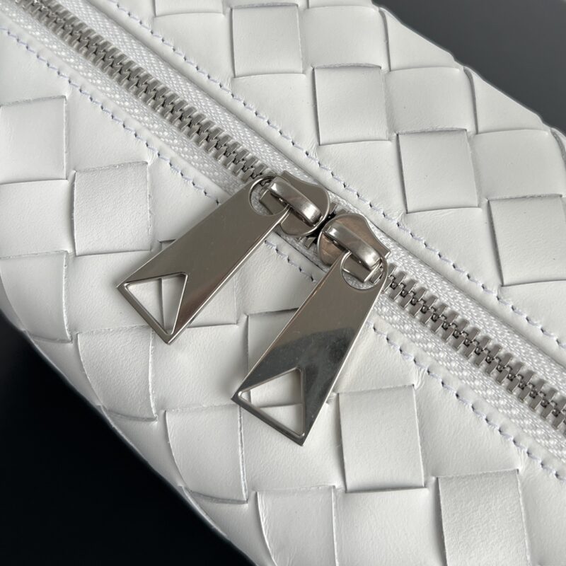 bottega veneta loop camera bag 7 Bottega Veneta Loop Camera Bag - hardware closeup