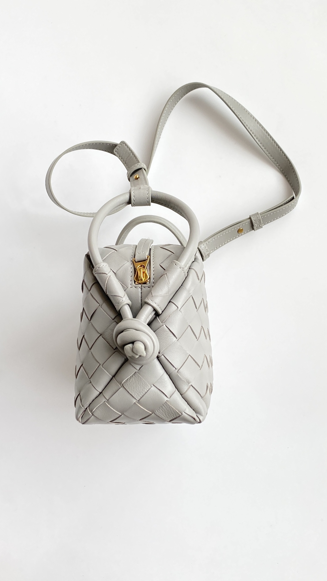 bottega-veneta-loop-top-handle-basalt-2 Bottega Veneta Loop Top Handle Replica Basalt - View 3 | Intrecciato Detail