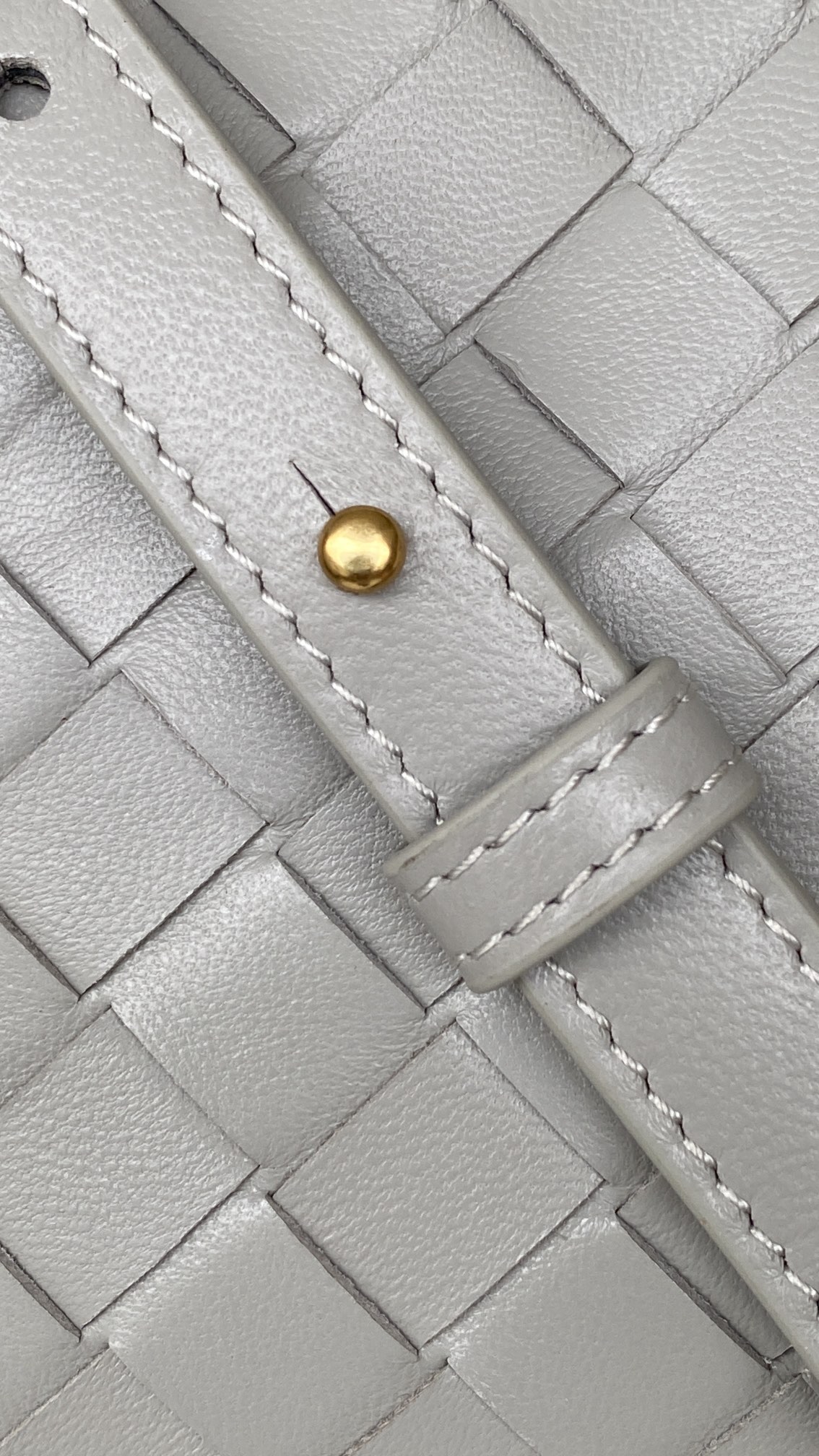bottega-veneta-loop-top-handle-basalt-4 Bottega Veneta Loop Top Handle Replica Basalt - View 5 | Intrecciato Detail