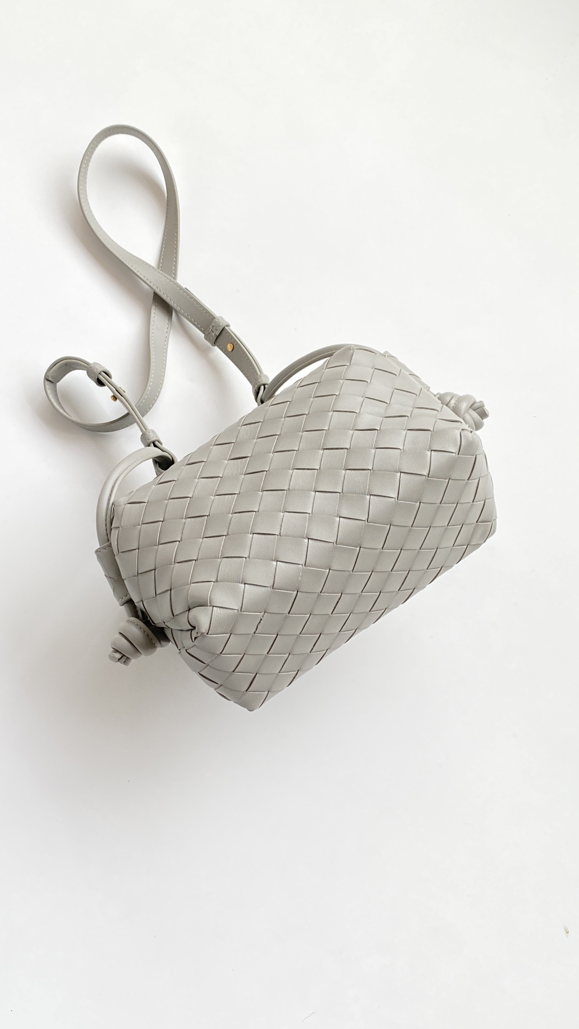 bottega-veneta-loop-top-handle-basalt-6 Bottega Veneta Loop Top Handle Replica Basalt - View 7 | Intrecciato Detail