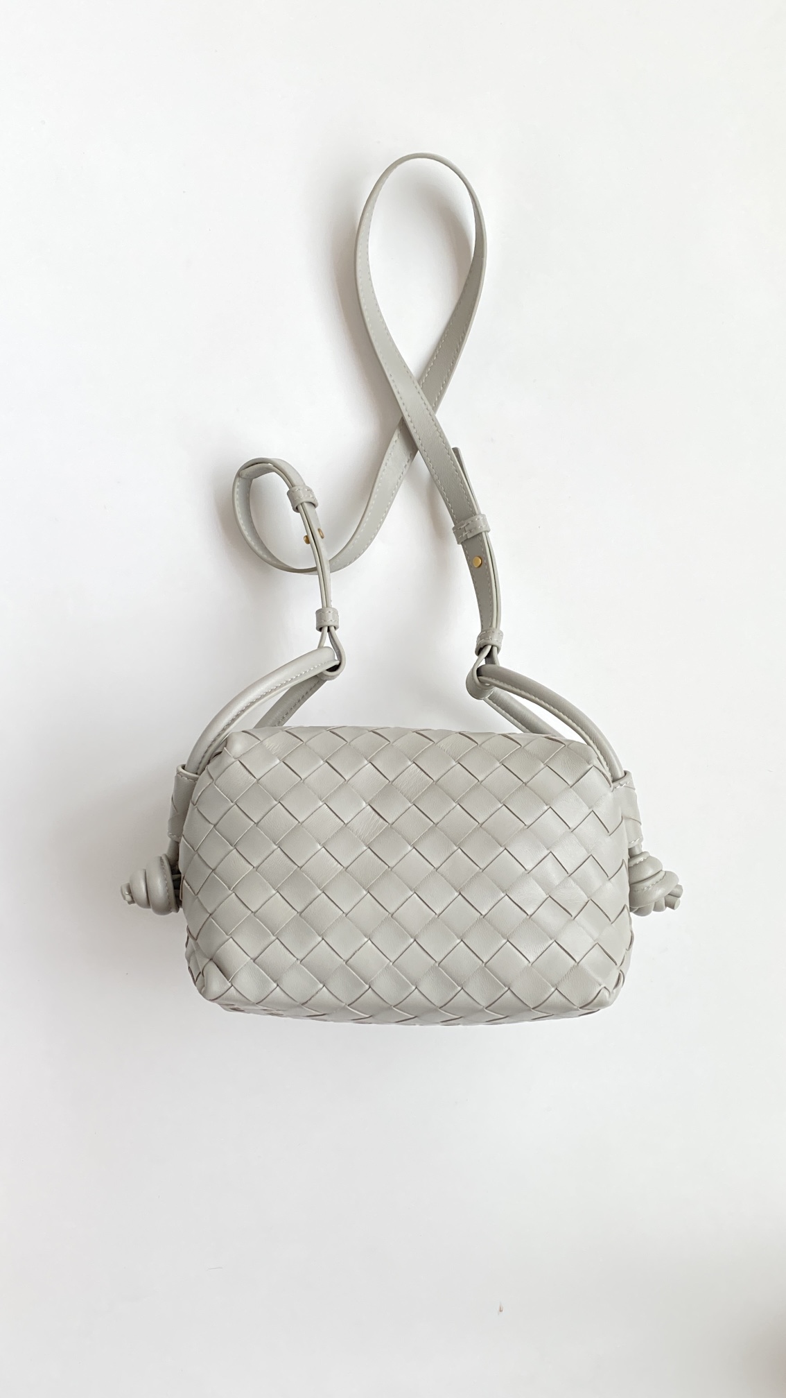 bottega-veneta-loop-top-handle-basalt-8 Bottega Veneta Loop Top Handle Replica Basalt - View 9 | Intrecciato Detail