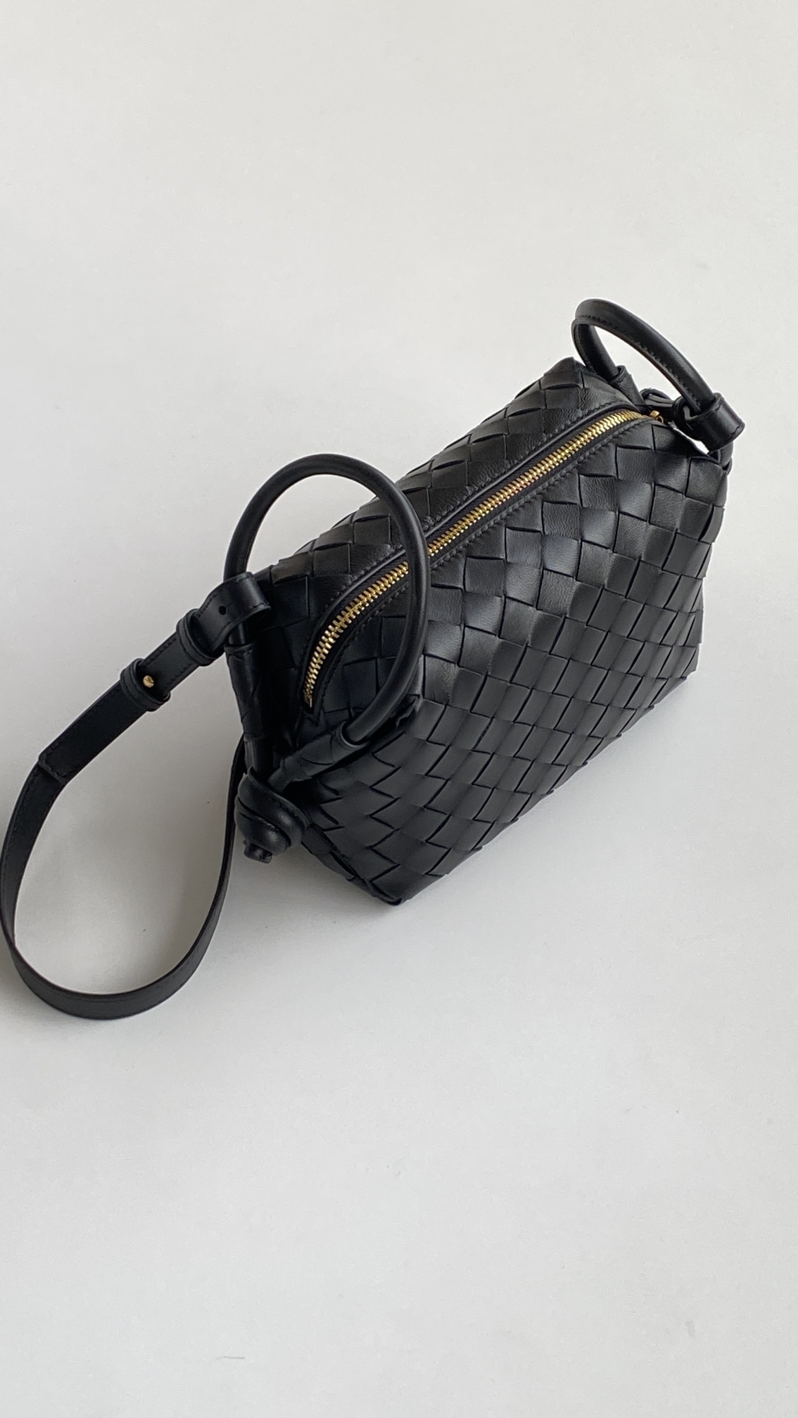 bottega-veneta-loop-top-handle-black-1 Bottega Veneta Loop Top Handle Replica Black - View 2 | Intrecciato Detail