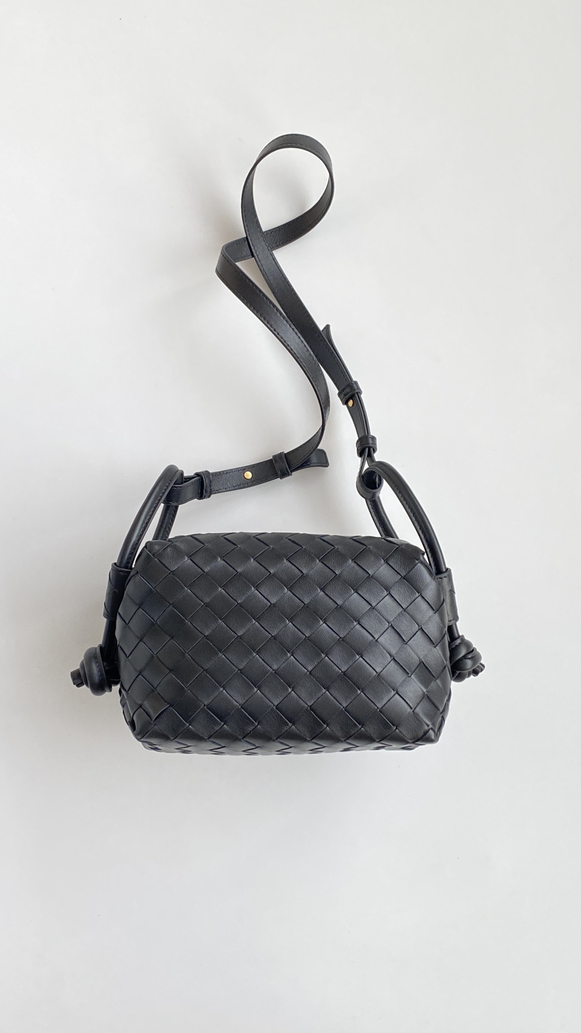 bottega-veneta-loop-top-handle-black-2 Bottega Veneta Loop Top Handle Replica Black - View 3 | Intrecciato Detail