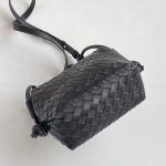 bottega-veneta-loop-top-handle-black-3 Bottega Veneta Loop Top Handle Replica Black - View 4 | Intrecciato Detail