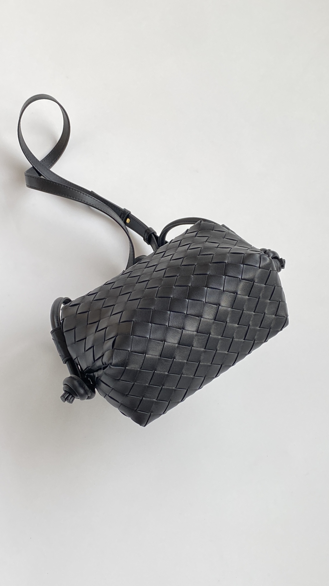 bottega-veneta-loop-top-handle-black-3 Bottega Veneta Loop Top Handle Replica Black - View 4 | Intrecciato Detail
