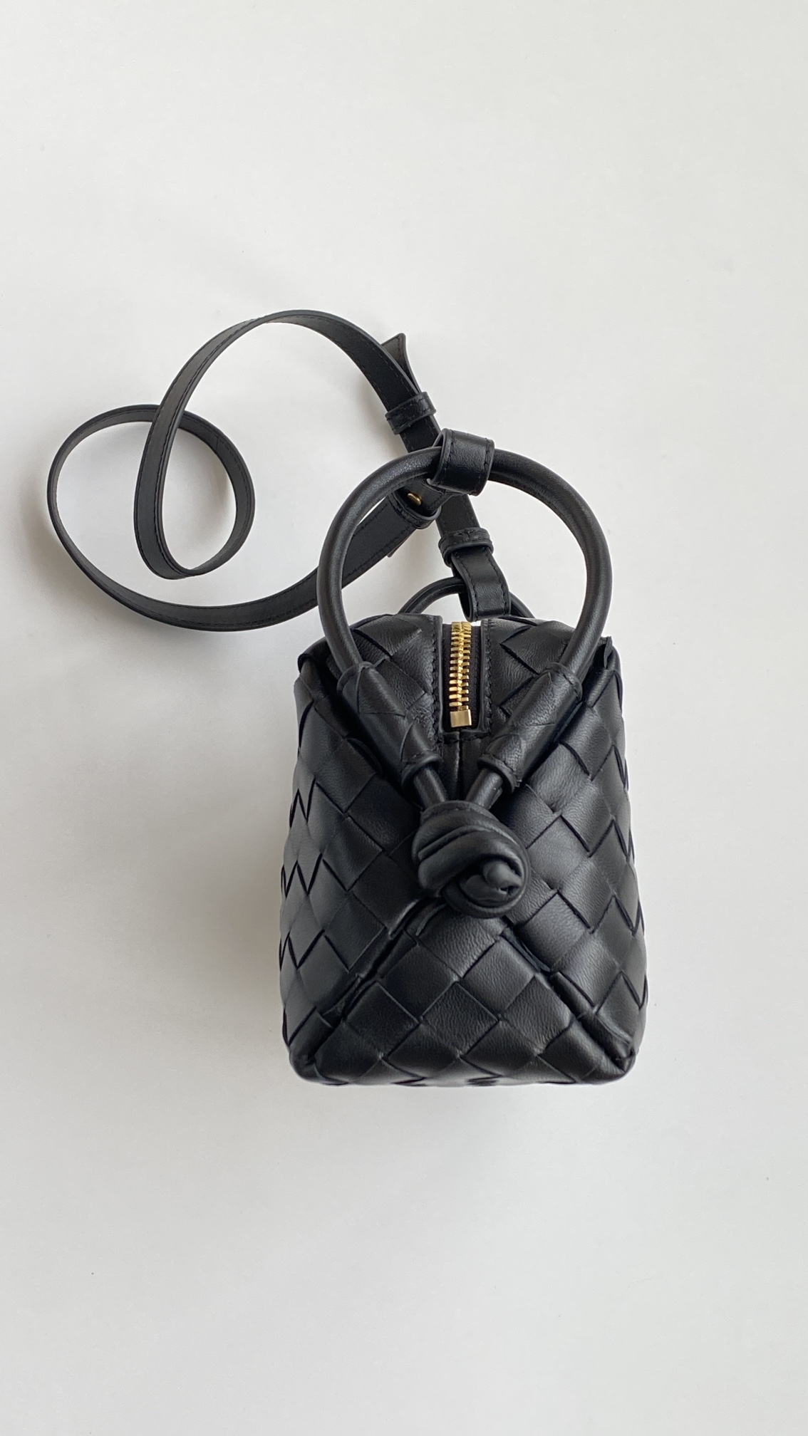 bottega-veneta-loop-top-handle-black-4 Bottega Veneta Loop Top Handle Replica Black - View 5 | Intrecciato Detail