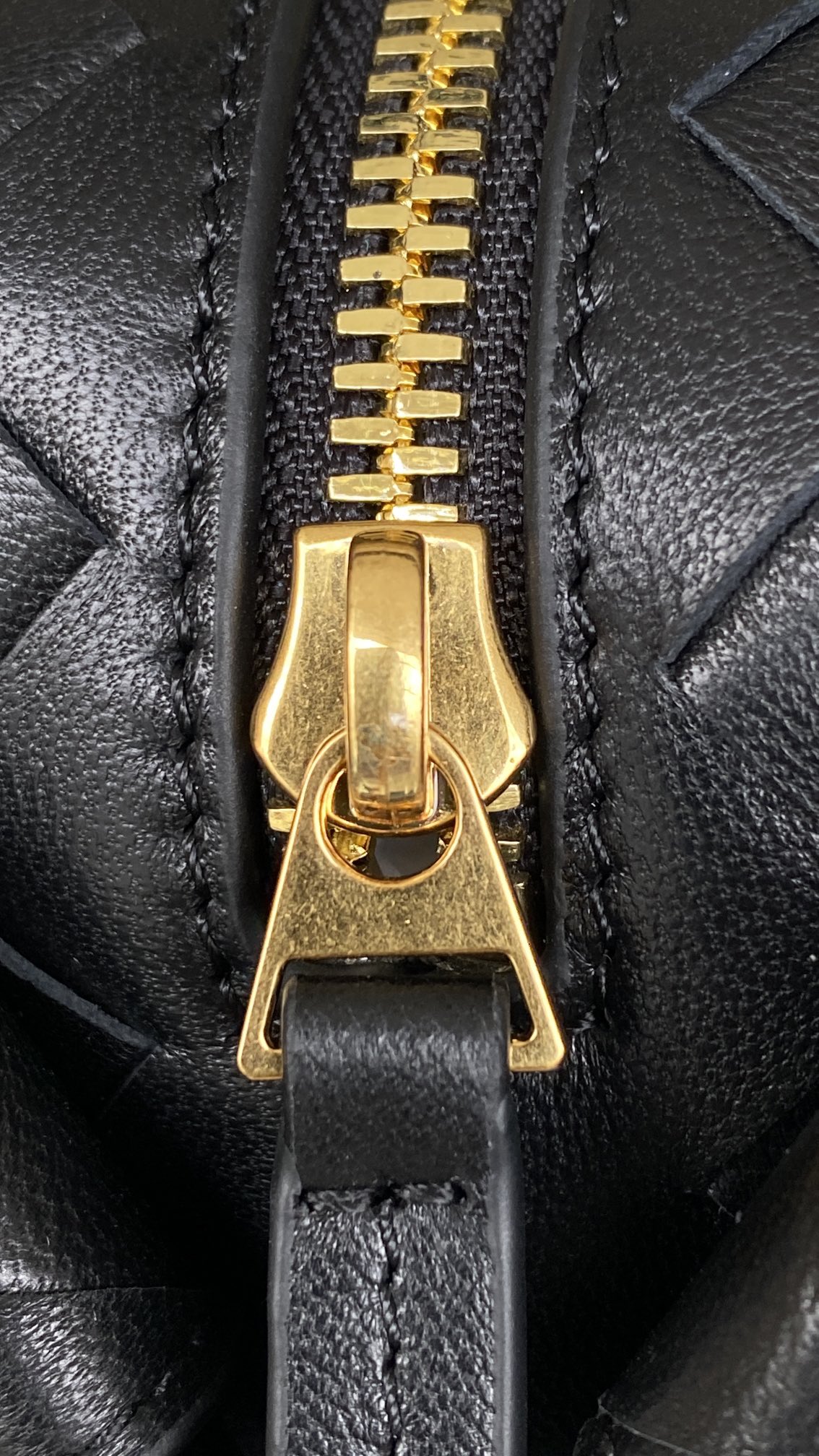 bottega-veneta-loop-top-handle-black-5 Bottega Veneta Loop Top Handle Replica Black - View 6 | Intrecciato Detail