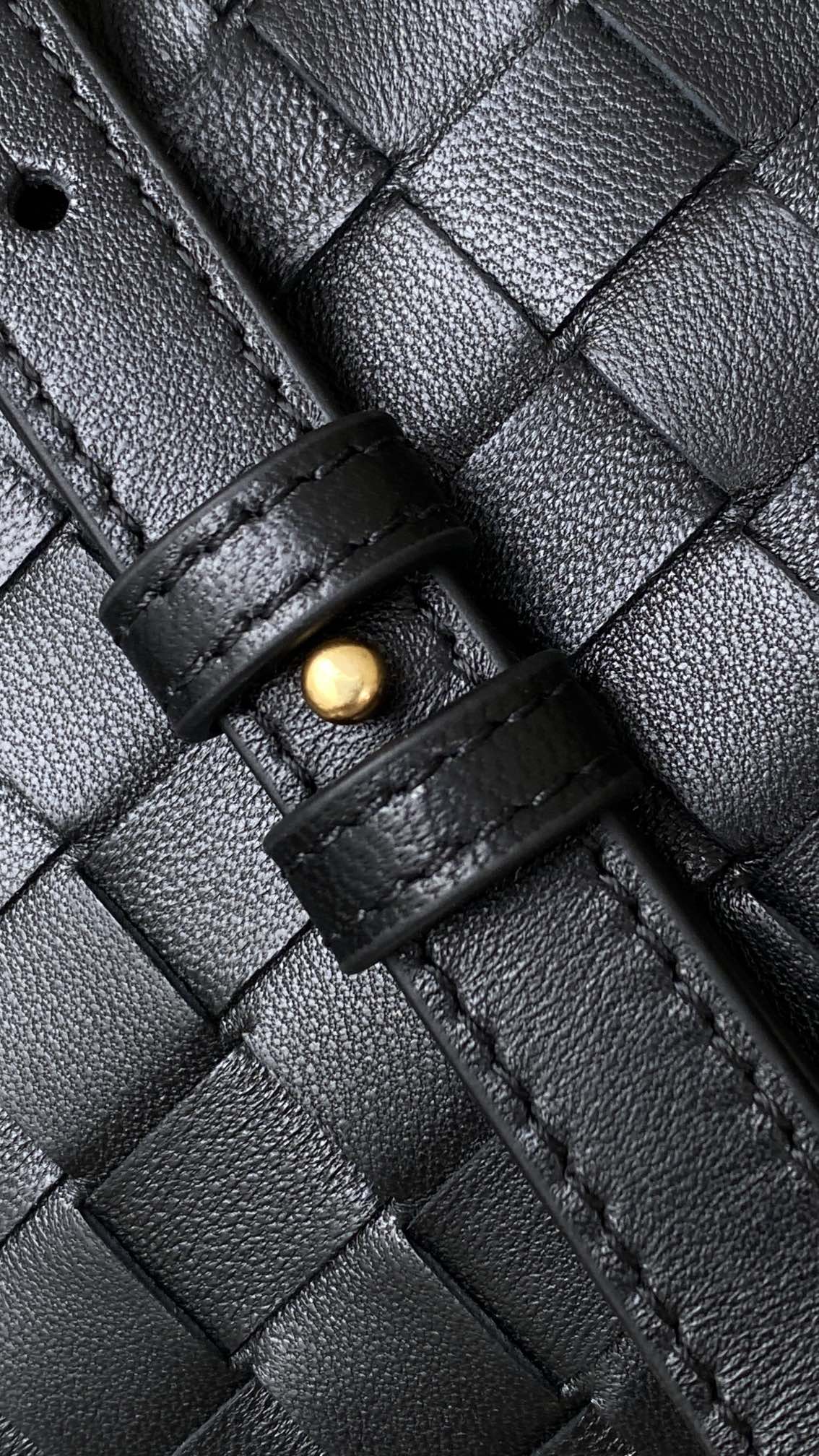 bottega-veneta-loop-top-handle-black-7 Bottega Veneta Loop Top Handle Replica Black - View 8 | Intrecciato Detail