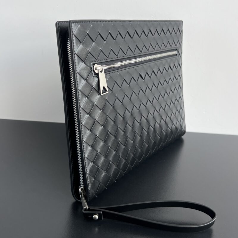 bottega veneta man clutch 7 Bottega Veneta Man Clutch - hardware closeup