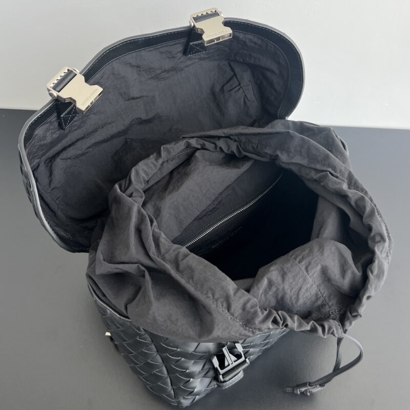 bottega veneta messanger bag 2 Bottega Veneta Messanger Bag - side angle