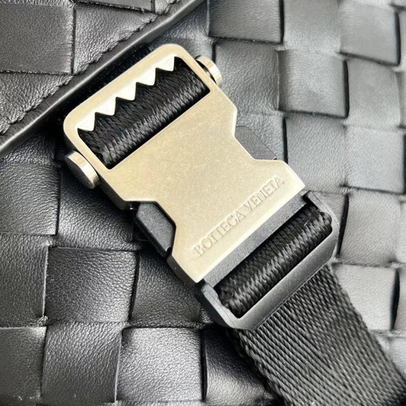 bottega veneta messanger bag 6 Bottega Veneta Messanger Bag - strap detail