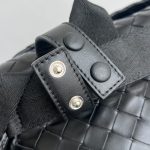 bottega veneta messanger bag 7 Bottega Veneta Messanger Bag - hardware closeup