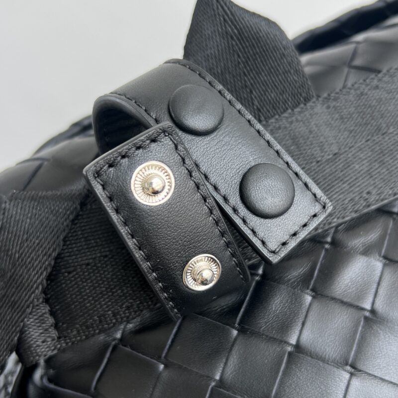 bottega veneta messanger bag 7 Bottega Veneta Messanger Bag - hardware closeup
