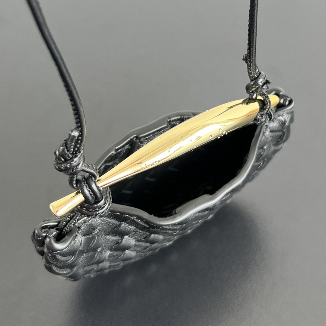 Bottega Veneta Sardine Mini Black - View 3 | Intrecciato Detail