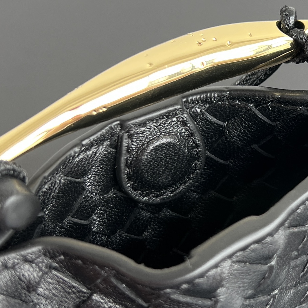 Bottega Veneta Sardine Mini Black - View 7 | Intrecciato Detail