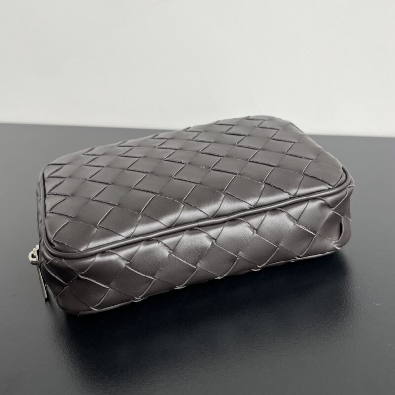 bottega veneta small clutch 4 Bottega Veneta Small Clutch - detail