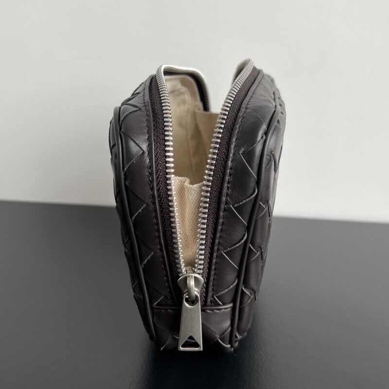 bottega veneta small clutch 6 Bottega Veneta Small Clutch - strap detail