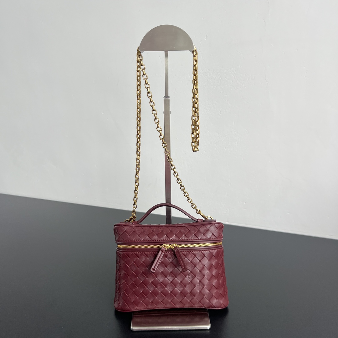 bottega-veneta-soft-vanity-barolo-2 Bottega Veneta Soft Vanity Replica Barolo - View 3 | Intrecciato Detail