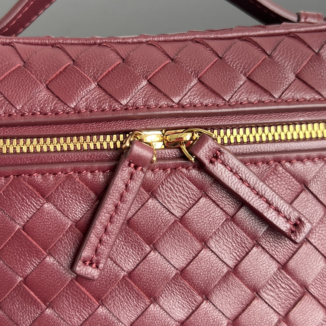 bottega-veneta-soft-vanity-barolo-4 Bottega Veneta Soft Vanity Replica Barolo - View 5 | Intrecciato Detail