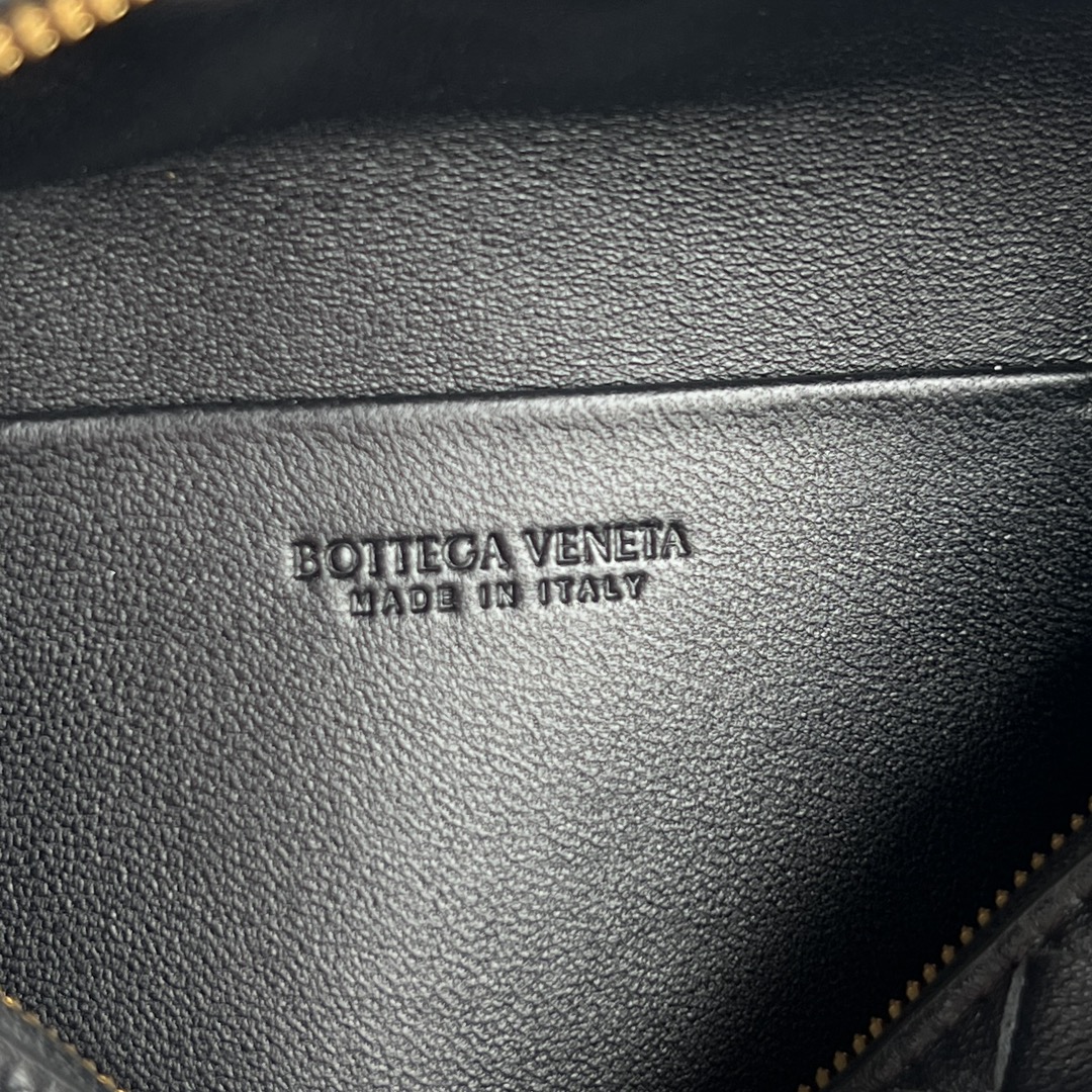 bottega-veneta-soft-vanity-black-3 Bottega Veneta Soft Vanity Replica Black - View 4 | Intrecciato Detail