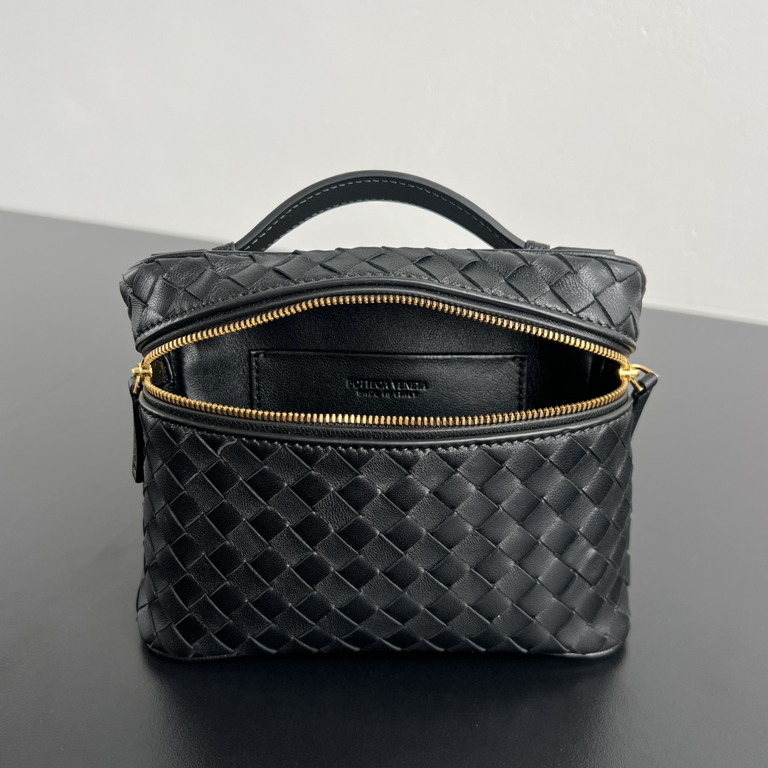 bottega-veneta-soft-vanity-black-5 Bottega Veneta Soft Vanity Replica Black - View 6 | Intrecciato Detail