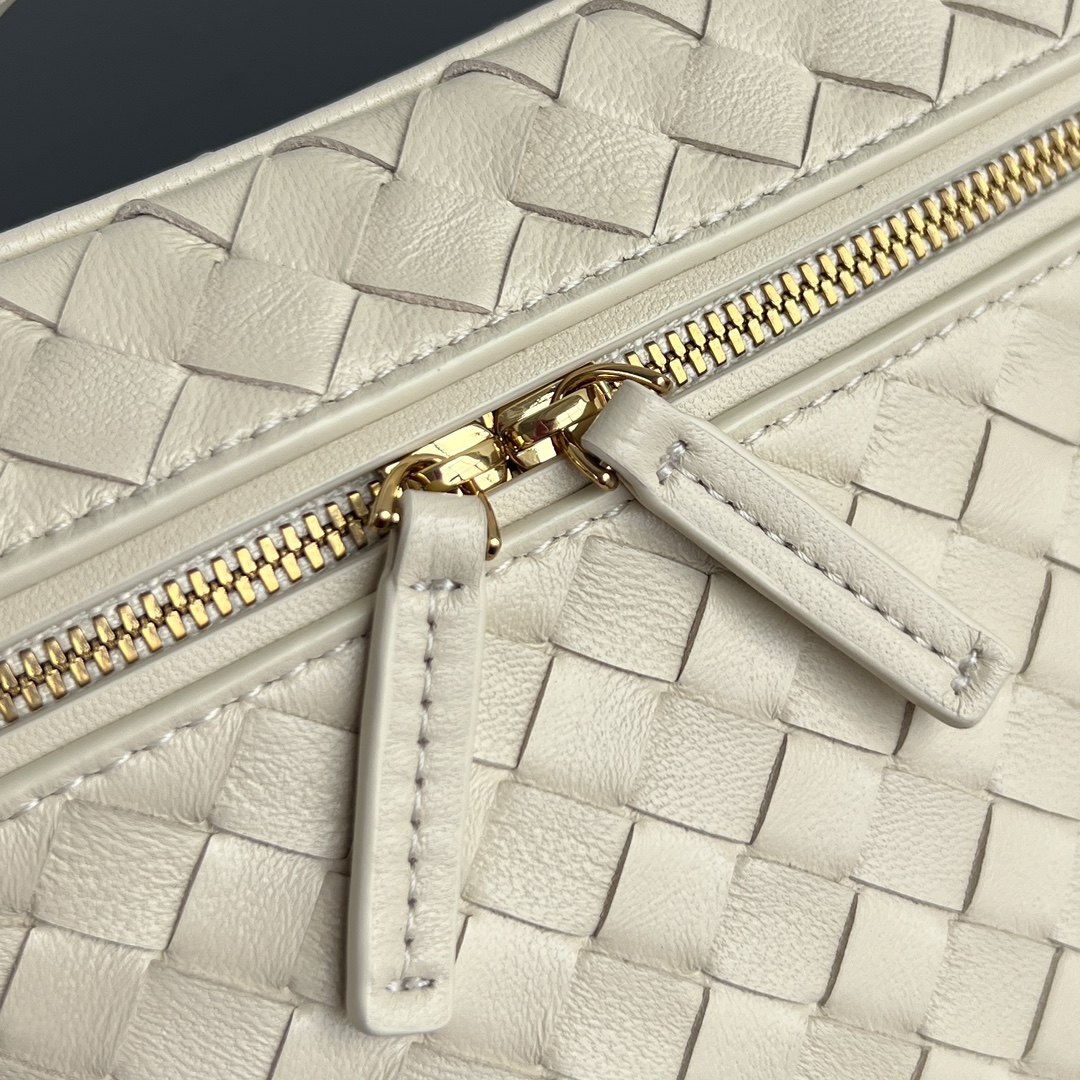 bottega-veneta-soft-vanity-sea-salt-7 Bottega Veneta Soft Vanity Replica Sea Salt - View 8 | Intrecciato Detail