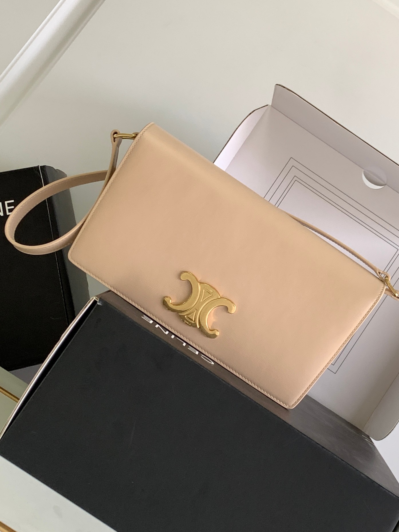 celine-trapeze-beige-9 Celine Trapeze Bag - front view