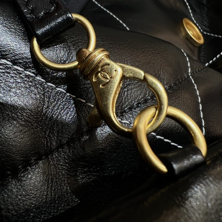chanel-22-small-handbag-black-gallery-1