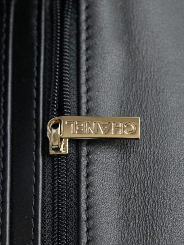 chanel-24p-tweed-black-and-white-gallery-10 CHANEL 24p Tweed Black and White - chanel tweed crossbody dupe detail 19
